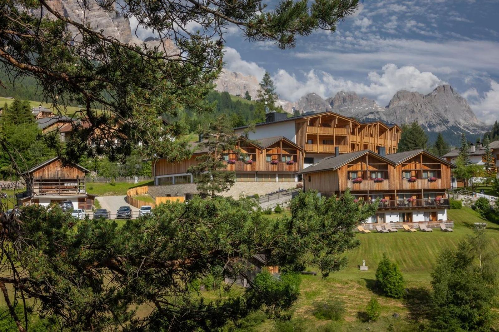Hotel Rezia Ла Виля Екстериор снимка