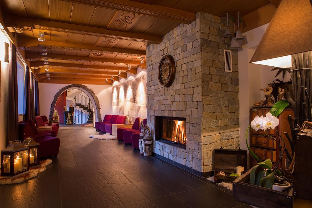 Hotel Rezia Ла Виля Екстериор снимка